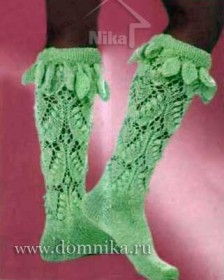 Зеленые носки, украшенные листиками